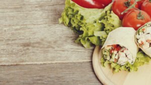 Wrap de Alface com Hummus e Legumes