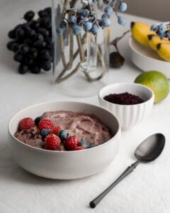 Lanche Saudável de Iogurte Grego com Frutas e Sementes
